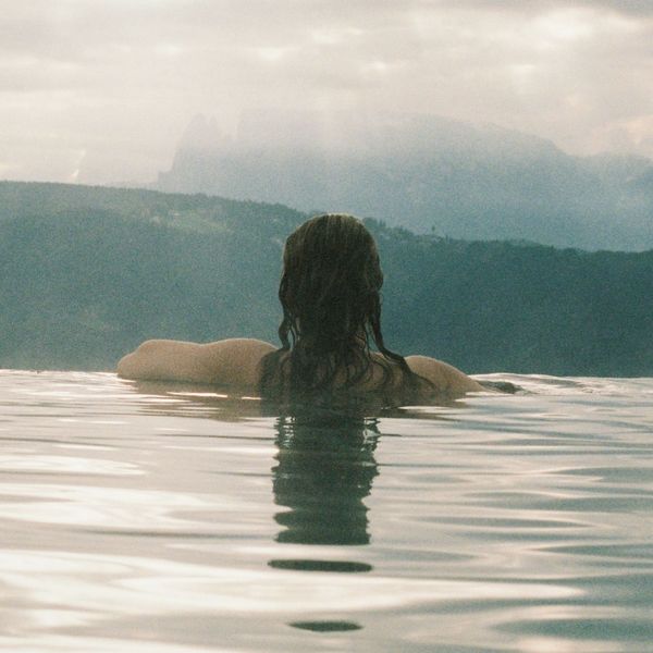 Shared moments that stay with us. ⁠ ⁠ 📷️ credits by @theasnevelovstad & @lottiehampson⁠ ⁠ #Saltus...